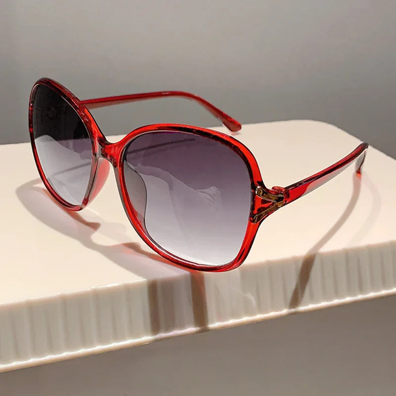 Butterfly Big Frame Sunglasses Women For Female Vintage Elegant Sun Glasses Luxury Brand Designer Punk Popular Rivet Eyeglasses