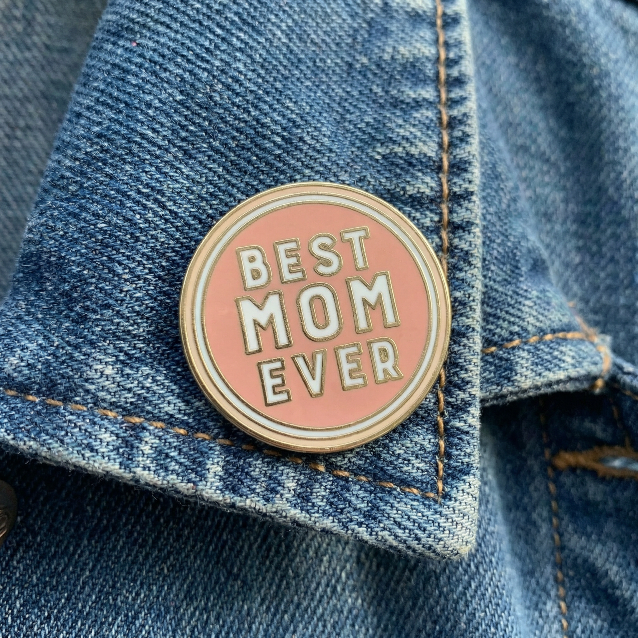The Best Mom Ever Round Pink Enamel Pin on Gift Card