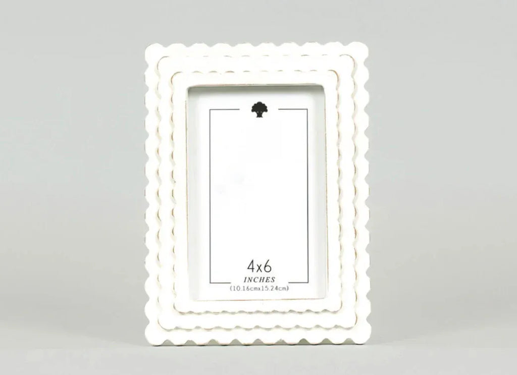 White Wood Scalloped Photo Frame - 2 Sizes