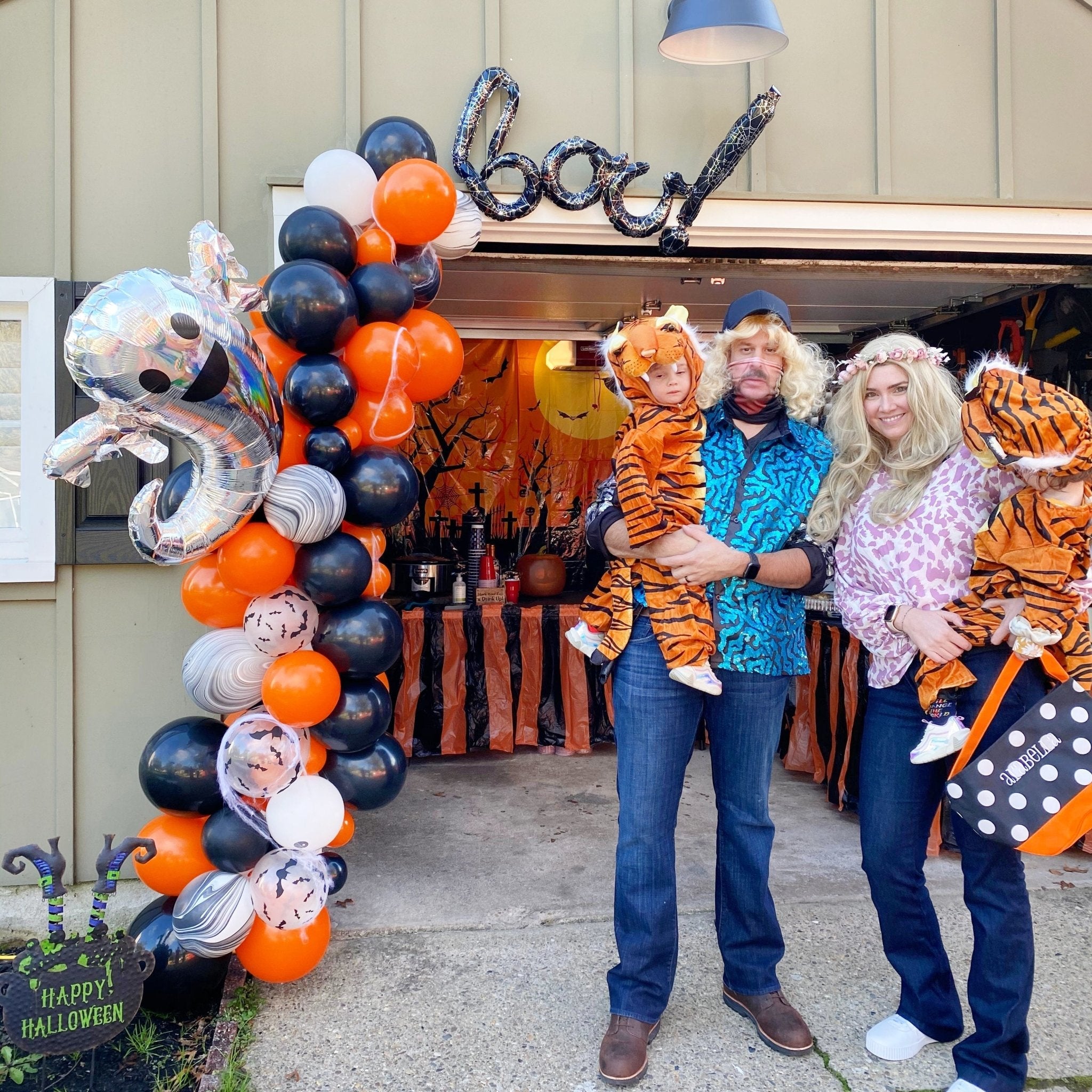Classic Halloween Balloon Garland Kit– Black, Orange, Ghost & Bats