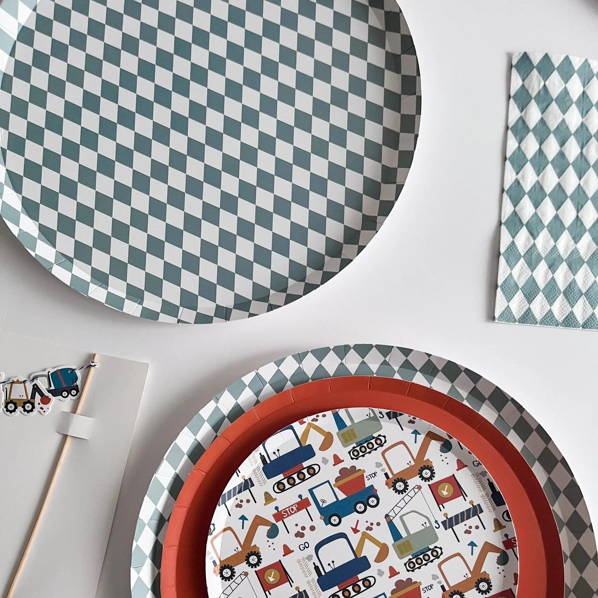 Premium Green Bavarian Check Paper Plates (8pcs)